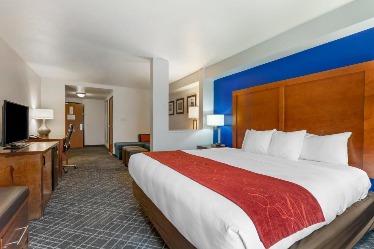 Business King Suite - Accessible/Non-Smoking at Comfort Suites Redding - Shasta Lake