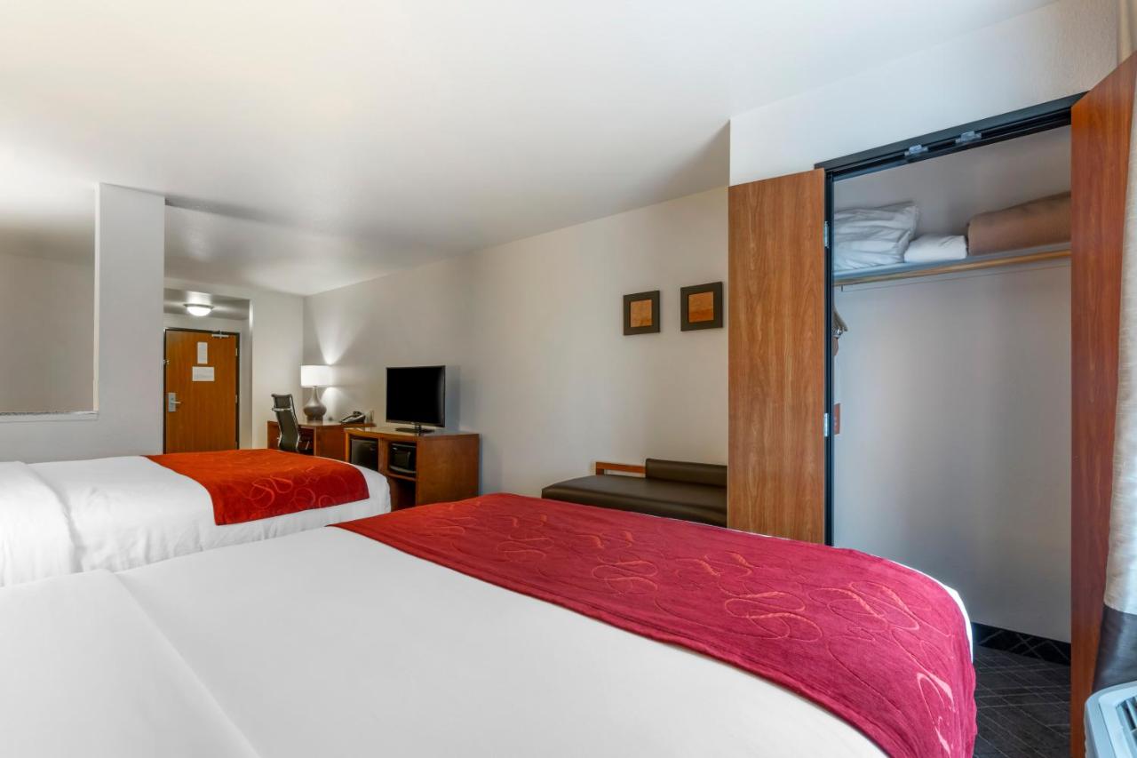 Queen Suite with Sofa Bed - Non-Smoking at Comfort Suites Redding - Shasta Lake