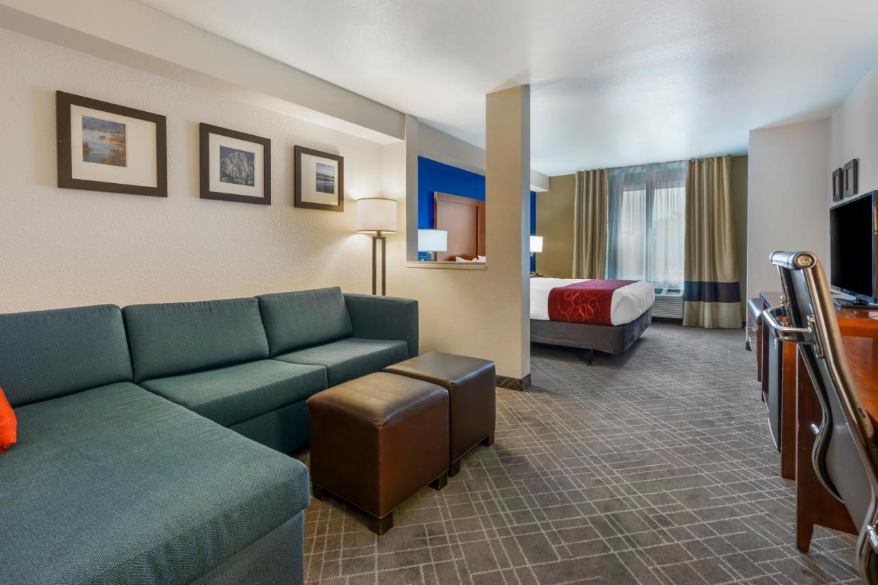 Business King Suite - Accessible/Non-Smoking at Comfort Suites Redding - Shasta Lake
