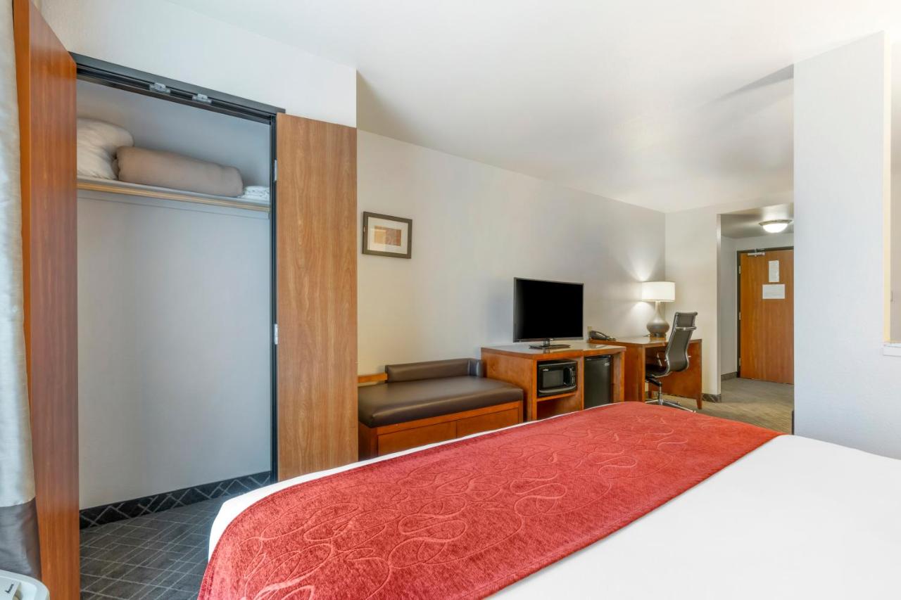 King Suite with Sofa Bed - Non-Smoking at Comfort Suites Redding - Shasta Lake