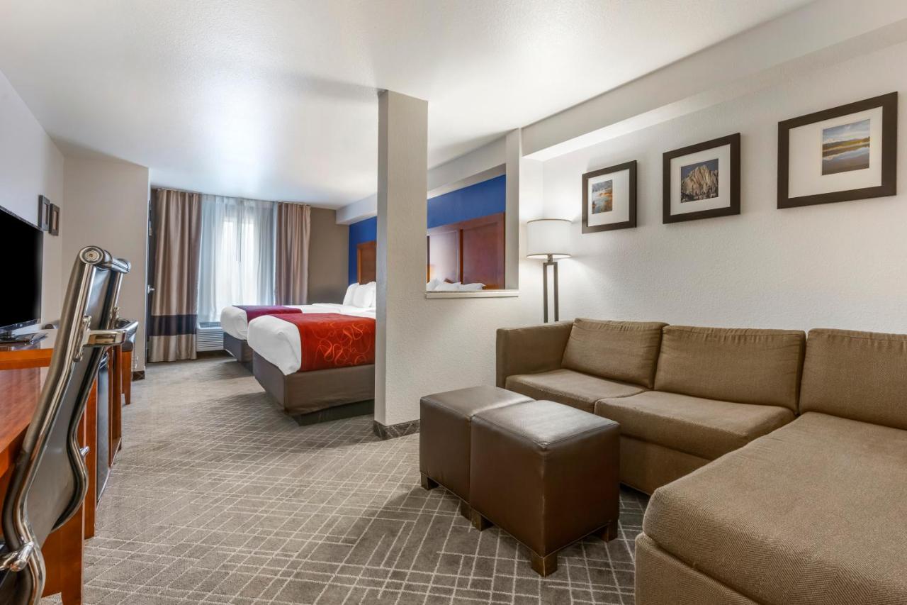 Queen Suite with Sofa Bed - Non-Smoking at Comfort Suites Redding - Shasta Lake