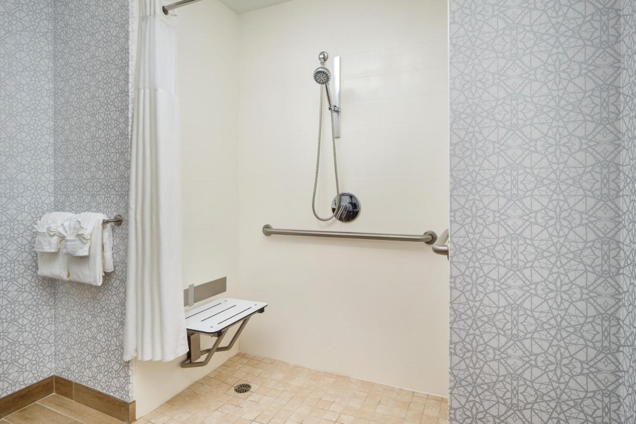 Queen Room - Disability Access/Non-Smoking at Hampton Inn Melbourne-Viera