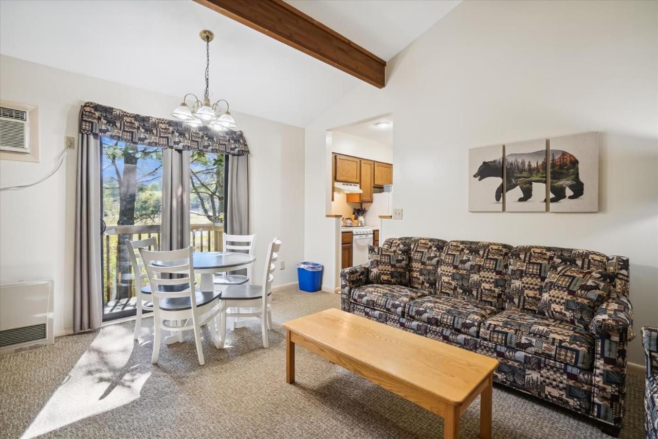 | Deluxe Two Bedroom Suite on the 1st floor with outdoor heated pool 1314
