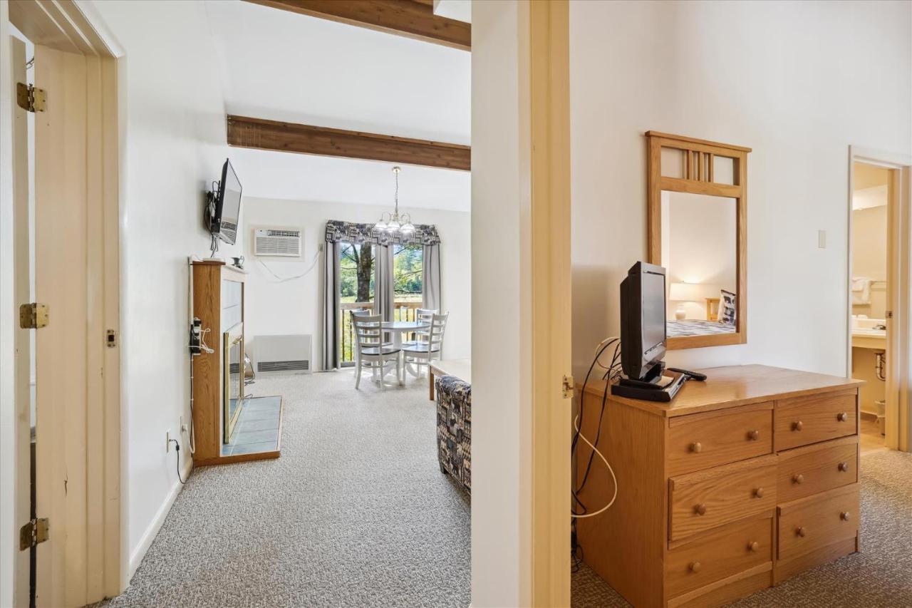 | Deluxe Two Bedroom Suite on the 1st floor with outdoor heated pool 1314
