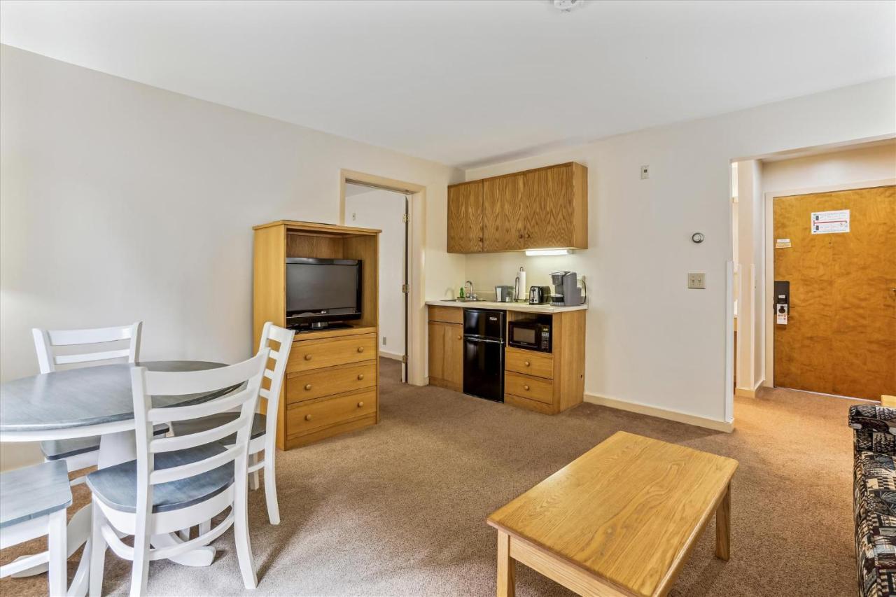 | Deluxe one bedroom suite located on 2nd floor with outdoor heated pool 21820