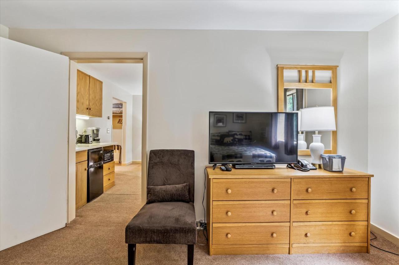 | Deluxe one bedroom suite located on 2nd floor with outdoor heated pool 21820