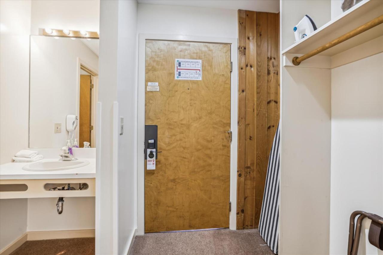 | Deluxe one bedroom suite located on 2nd floor with outdoor heated pool 21820