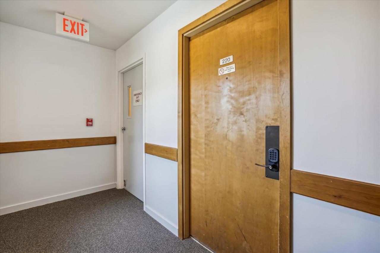 | Deluxe one bedroom suite located on 2nd floor with outdoor heated pool 21820