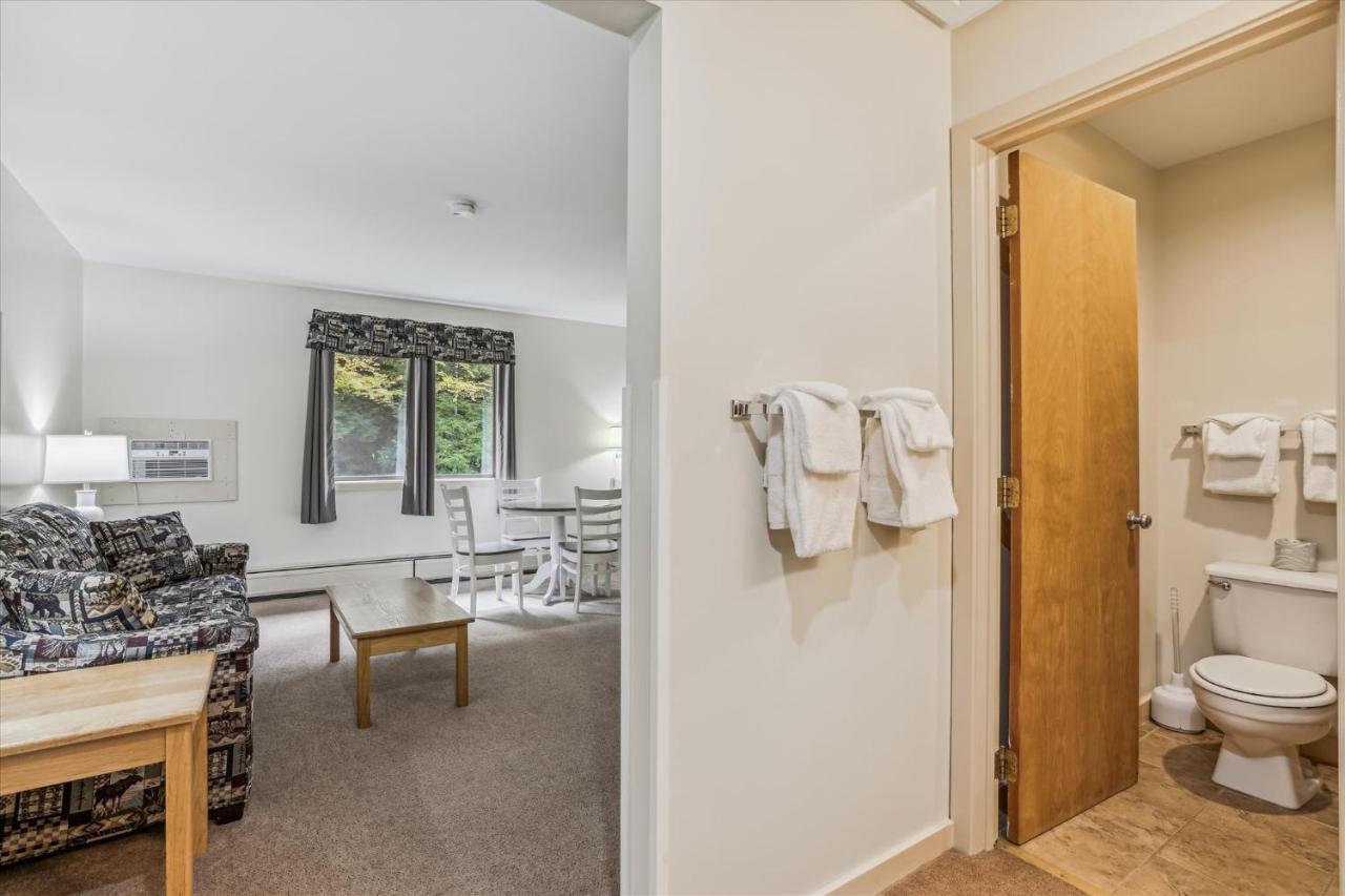 | Deluxe one bedroom suite located on 2nd floor with outdoor heated pool 21820