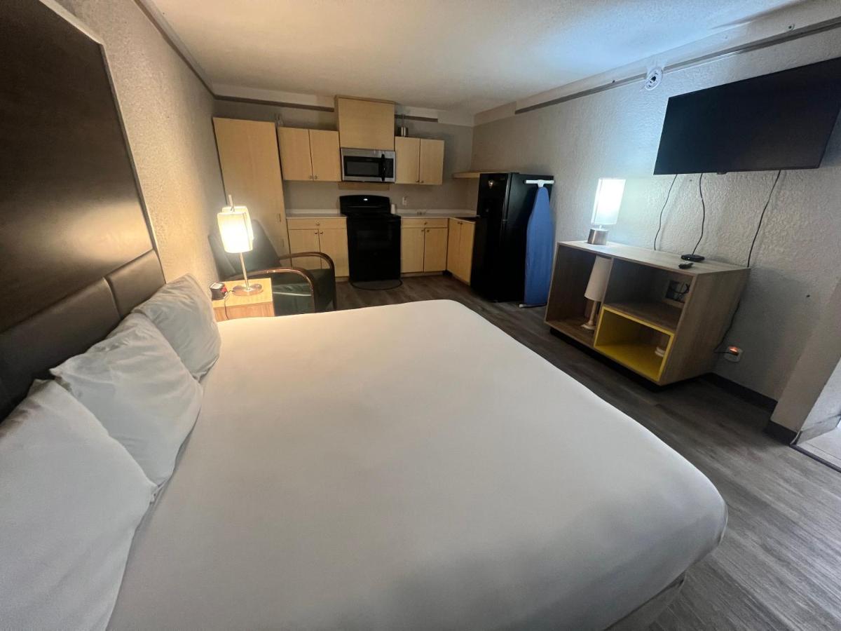 Queen Studio - Non-Smoking at Sulphur Extended Stay