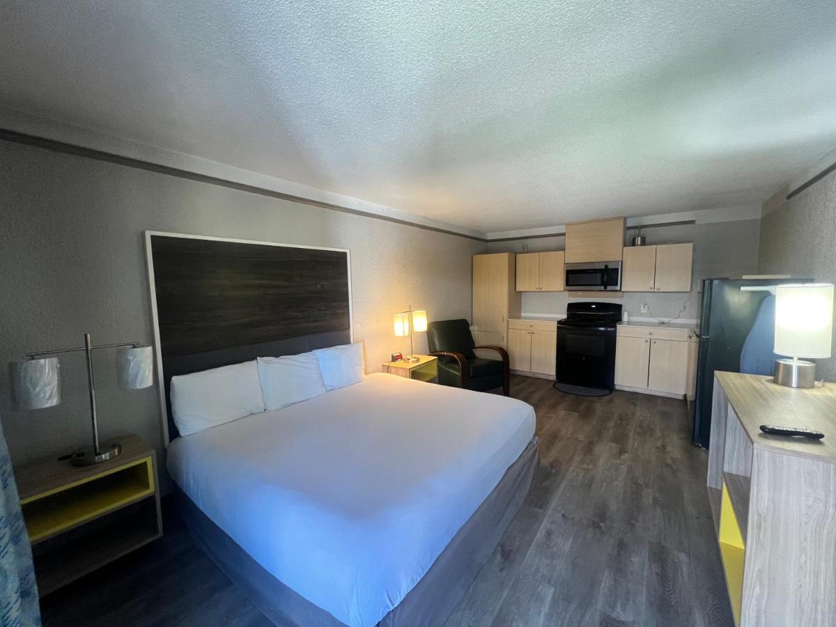 Queen Studio - Non-Smoking at Sulphur Extended Stay