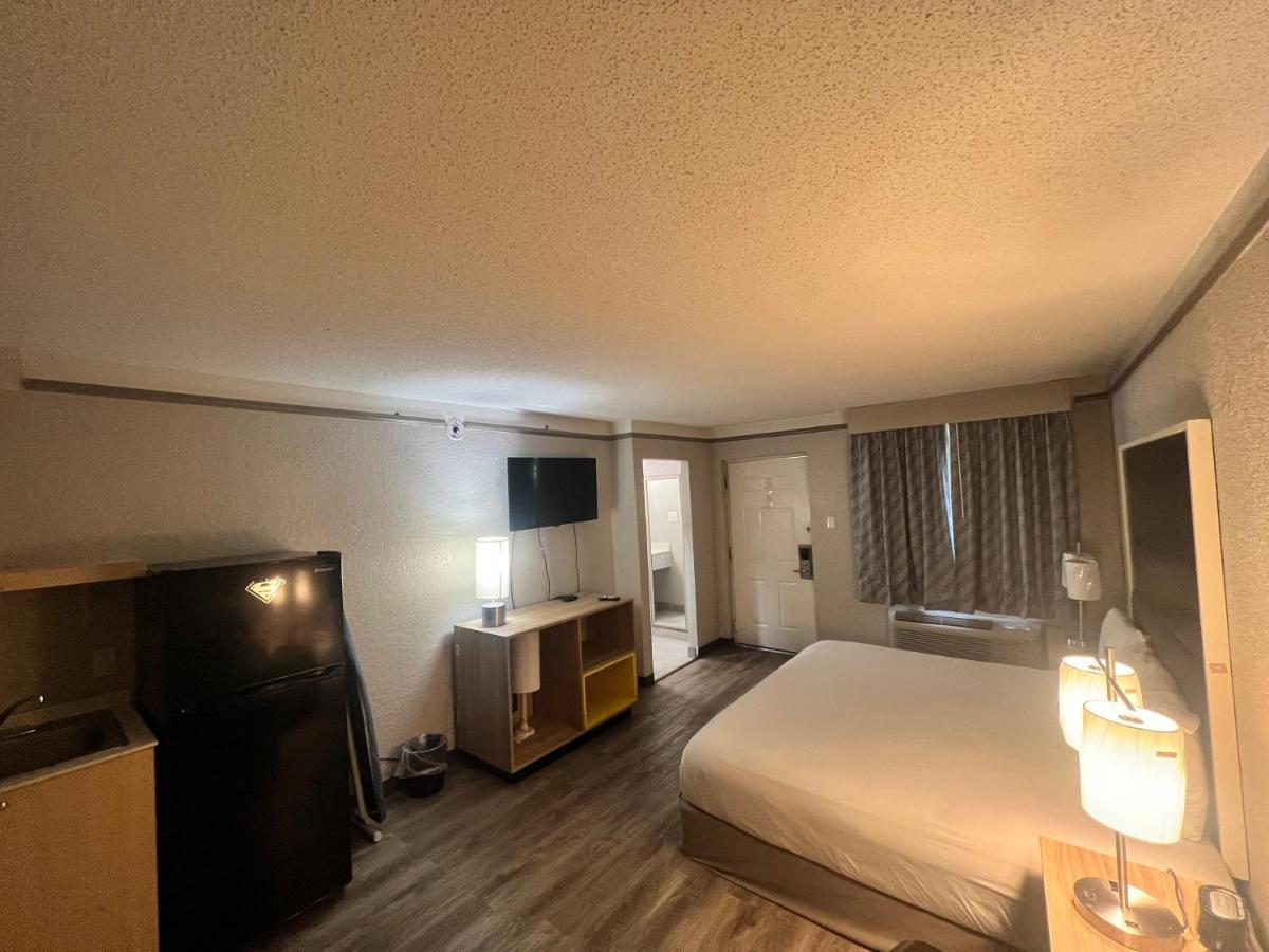 Queen Studio - Non-Smoking at Sulphur Extended Stay