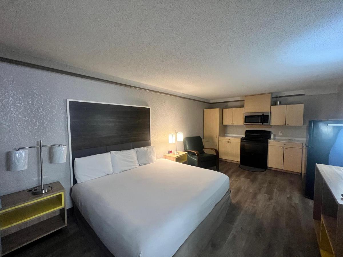 Queen Studio - Non-Smoking at Sulphur Extended Stay