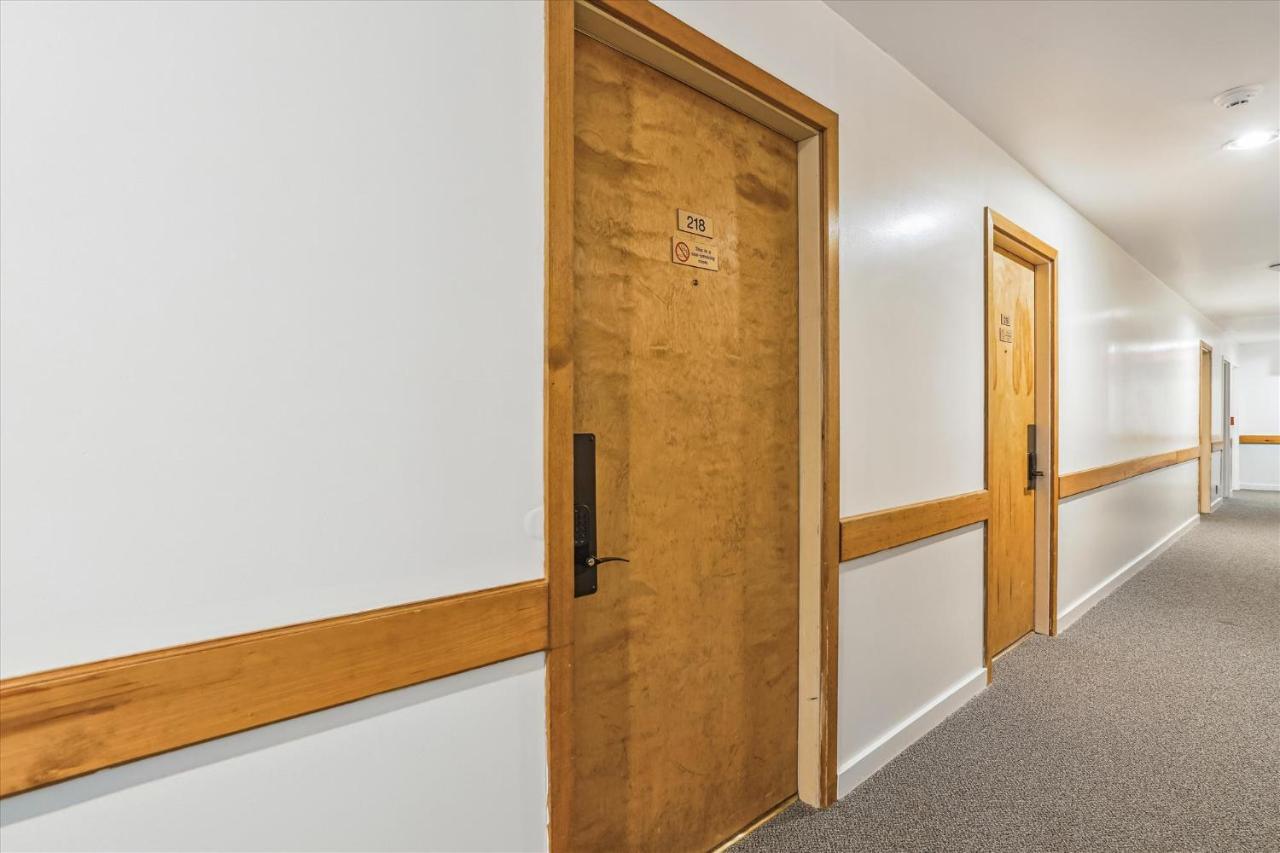 | Cedarbrook Hotel Room w/2 Doubles 218