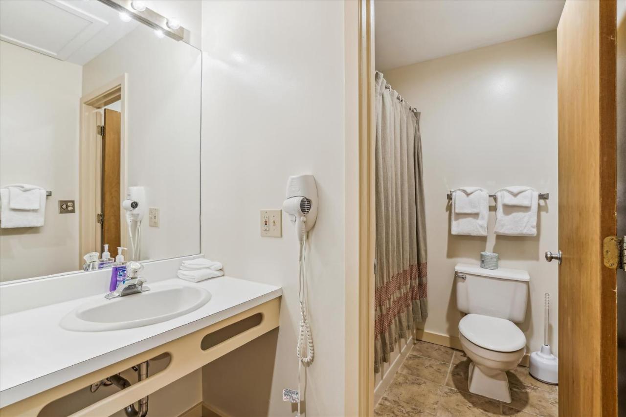  | Cedarbrook Hotel Room w/2 Doubles 218