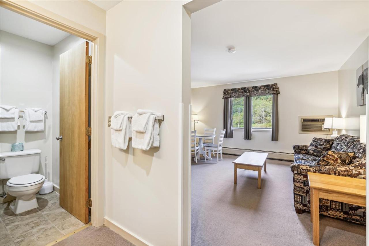 | Deluxe one bedroom suite located on 2nd floor with outdoor heated pool 21517