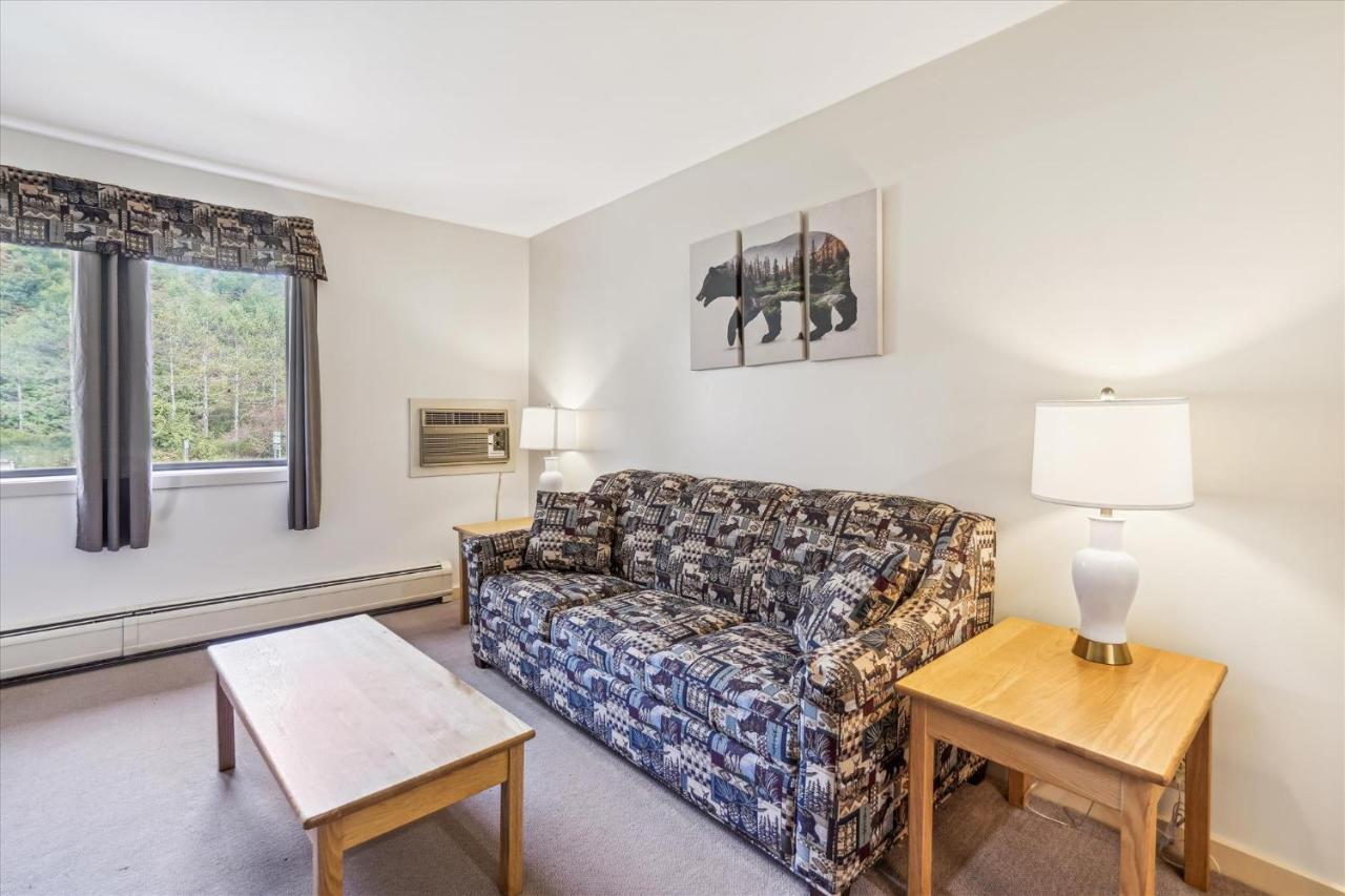 | Deluxe one bedroom suite located on 2nd floor with outdoor heated pool 21517