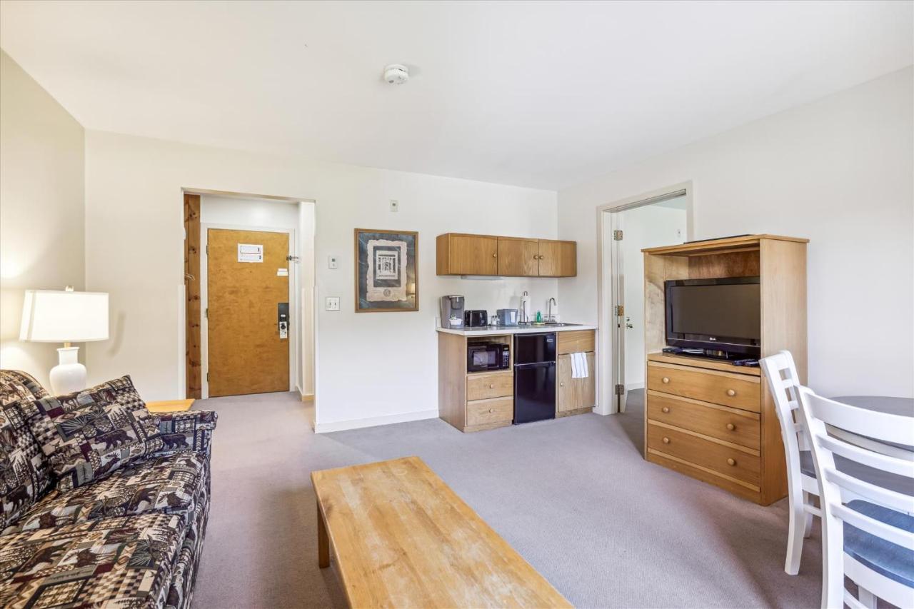 | Deluxe one bedroom suite located on 2nd floor with outdoor heated pool 21517