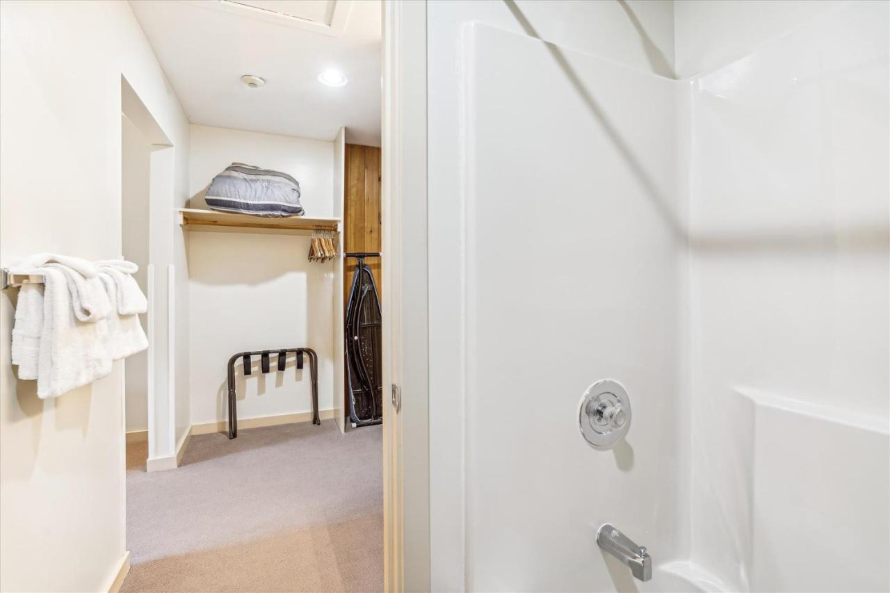 | Deluxe one bedroom suite located on 2nd floor with outdoor heated pool 21517