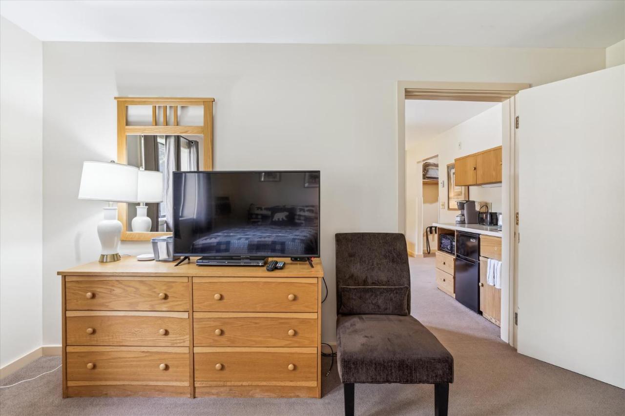 | Deluxe one bedroom suite located on 2nd floor with outdoor heated pool 21517