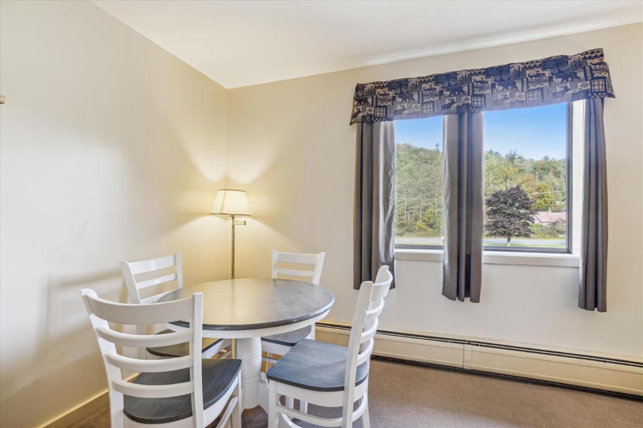 | Deluxe one bedroom suite located on 2nd floor with outdoor heated pool 21517