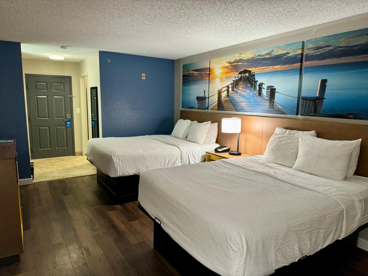 Queen Room with Two Queen Beds and Bath Tub - Mobility/Hearing Access - Non-Smoking at Days Inn by Wyndham Sarasota I-75