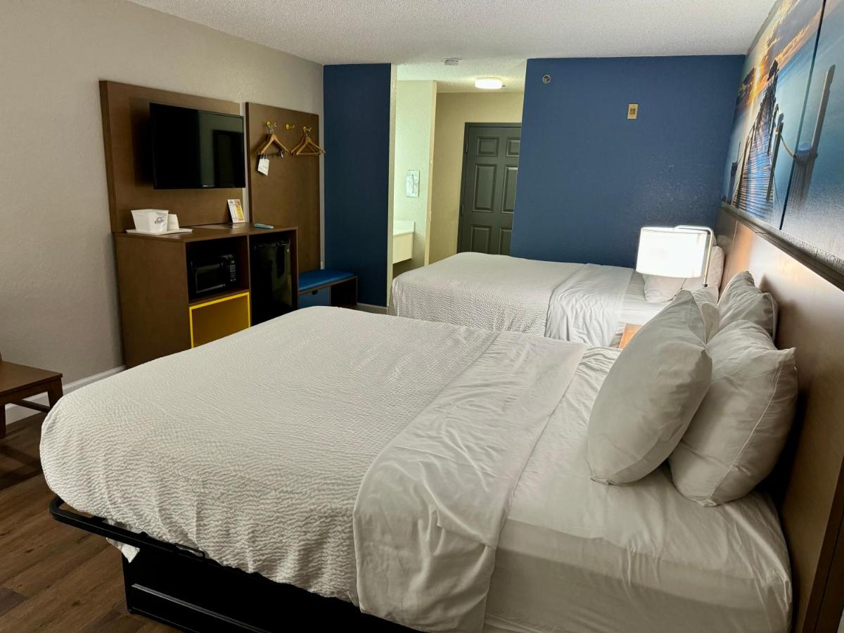 Queen Room with Two Queen Beds and Bath Tub - Mobility/Hearing Access - Non-Smoking at Days Inn by Wyndham Sarasota I-75
