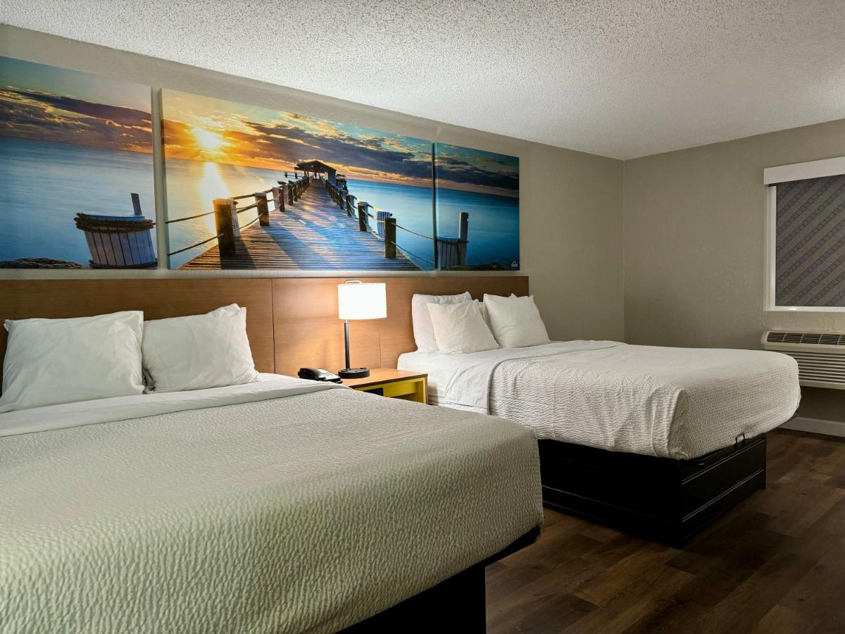 Queen Room with Two Queen Beds and Bath Tub - Mobility/Hearing Access - Non-Smoking at Days Inn by Wyndham Sarasota I-75