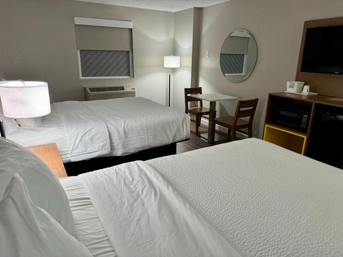 Queen Room with Two Queen Beds and Bath Tub - Mobility/Hearing Access - Non-Smoking at Days Inn by Wyndham Sarasota I-75