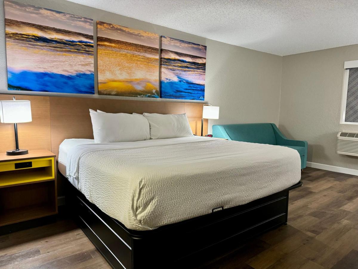King Room with Mobility/Hearing Impaired Access - Non-Smoking at Days Inn by Wyndham Sarasota I-75