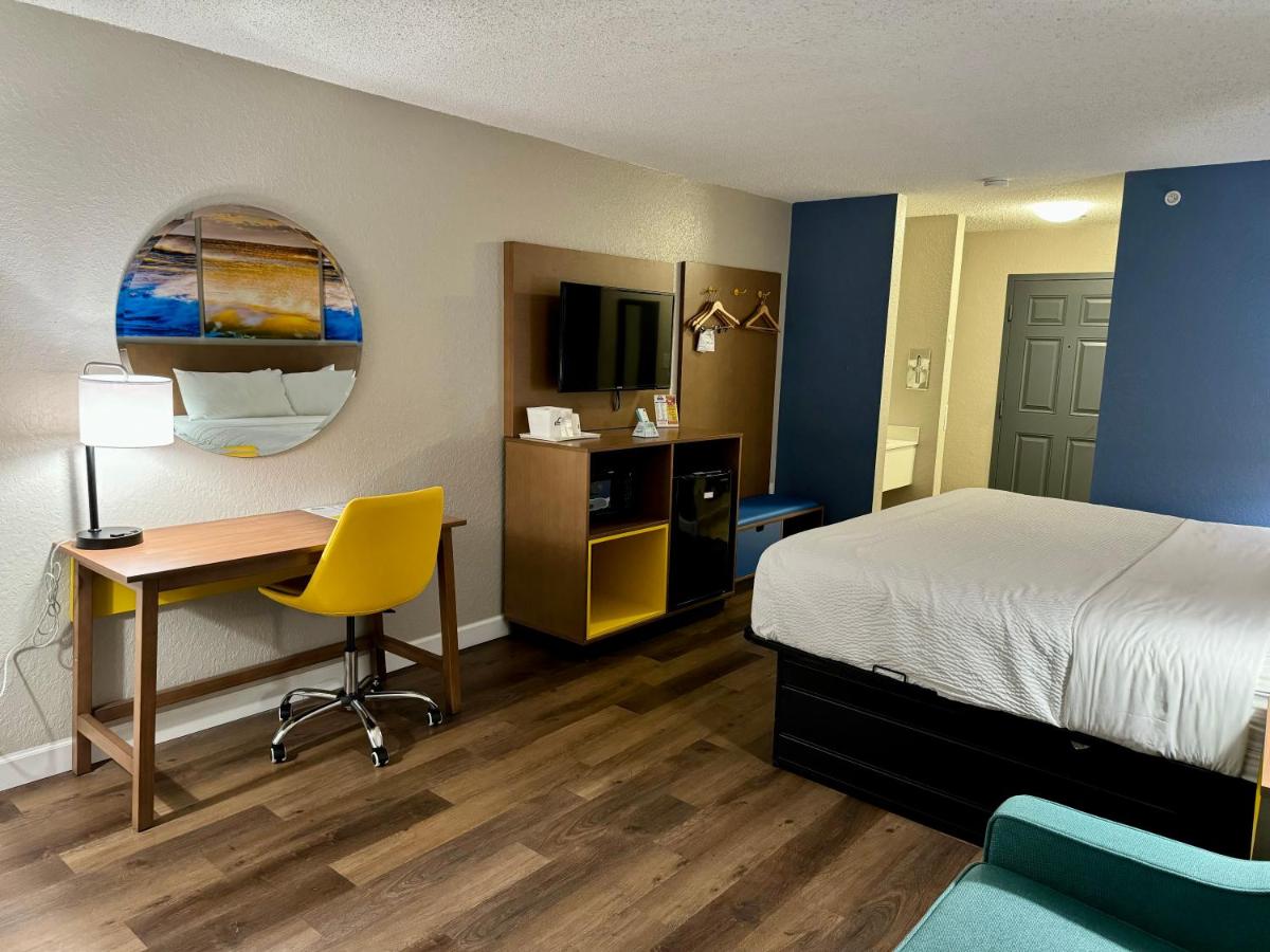 King Room with Mobility/Hearing Impaired Access - Non-Smoking at Days Inn by Wyndham Sarasota I-75