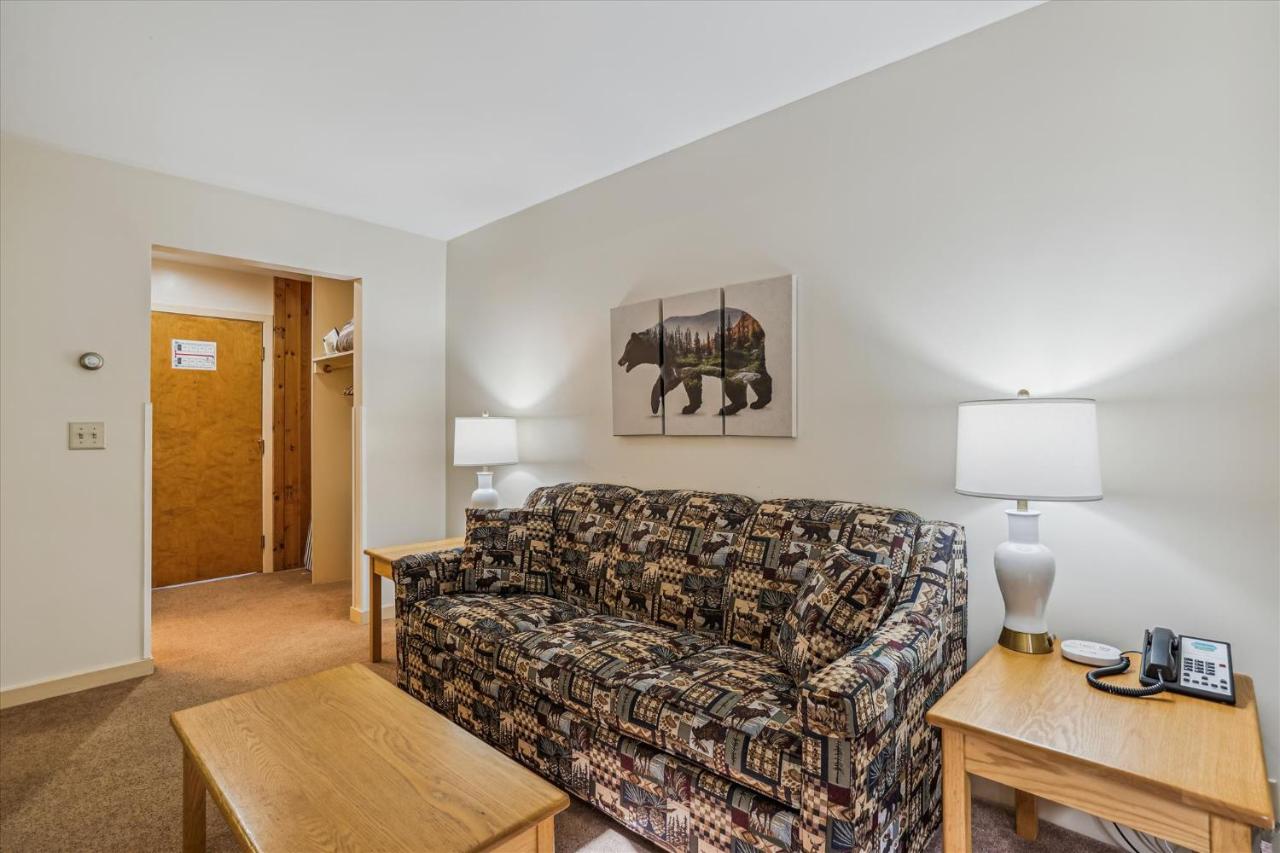 | Deluxe one bedroom suite located on 2nd floor with outdoor heated pool 21416