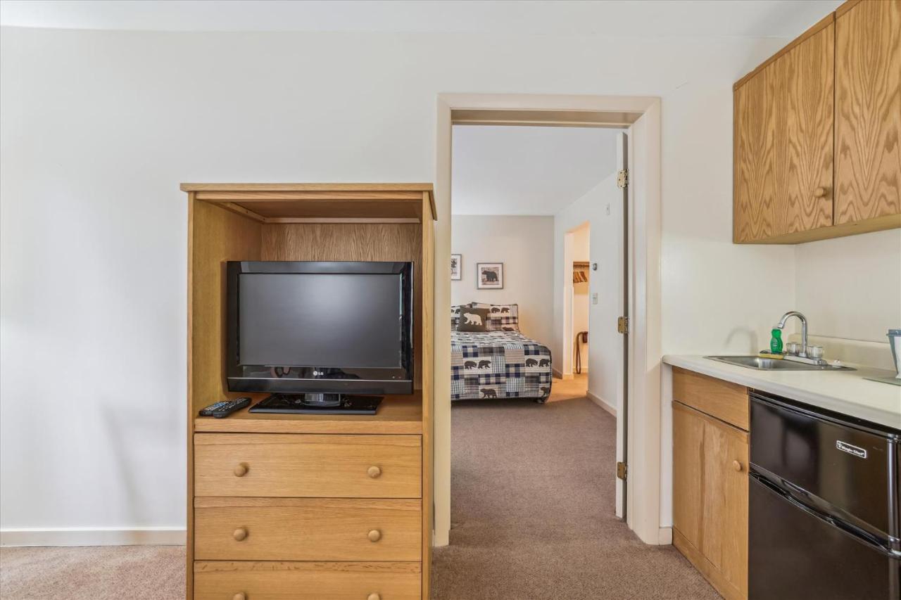 | Deluxe one bedroom suite located on 2nd floor with outdoor heated pool 21416