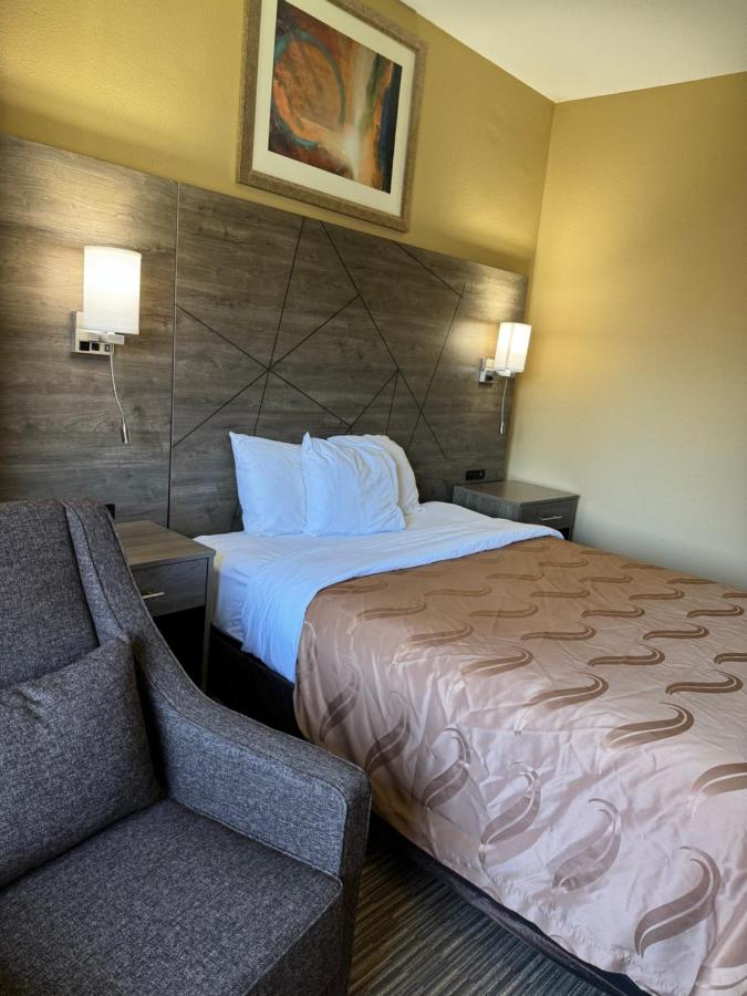 Queen Room - Accessible/Non-Smoking at Quality Inn Forsyth - Decatur