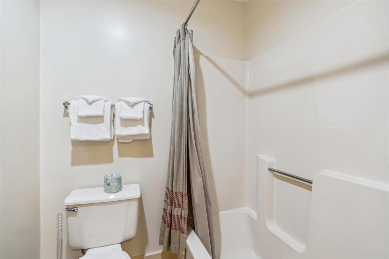 | Cedarbrook Hotel Room w/2 Doubles 116