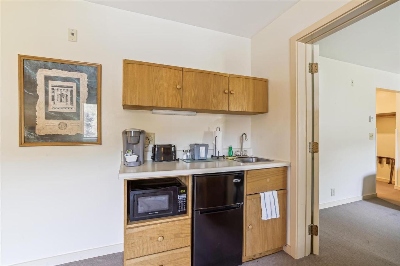 | Deluxe one bedroom suite located on first floor with outdoor heated pool 11921