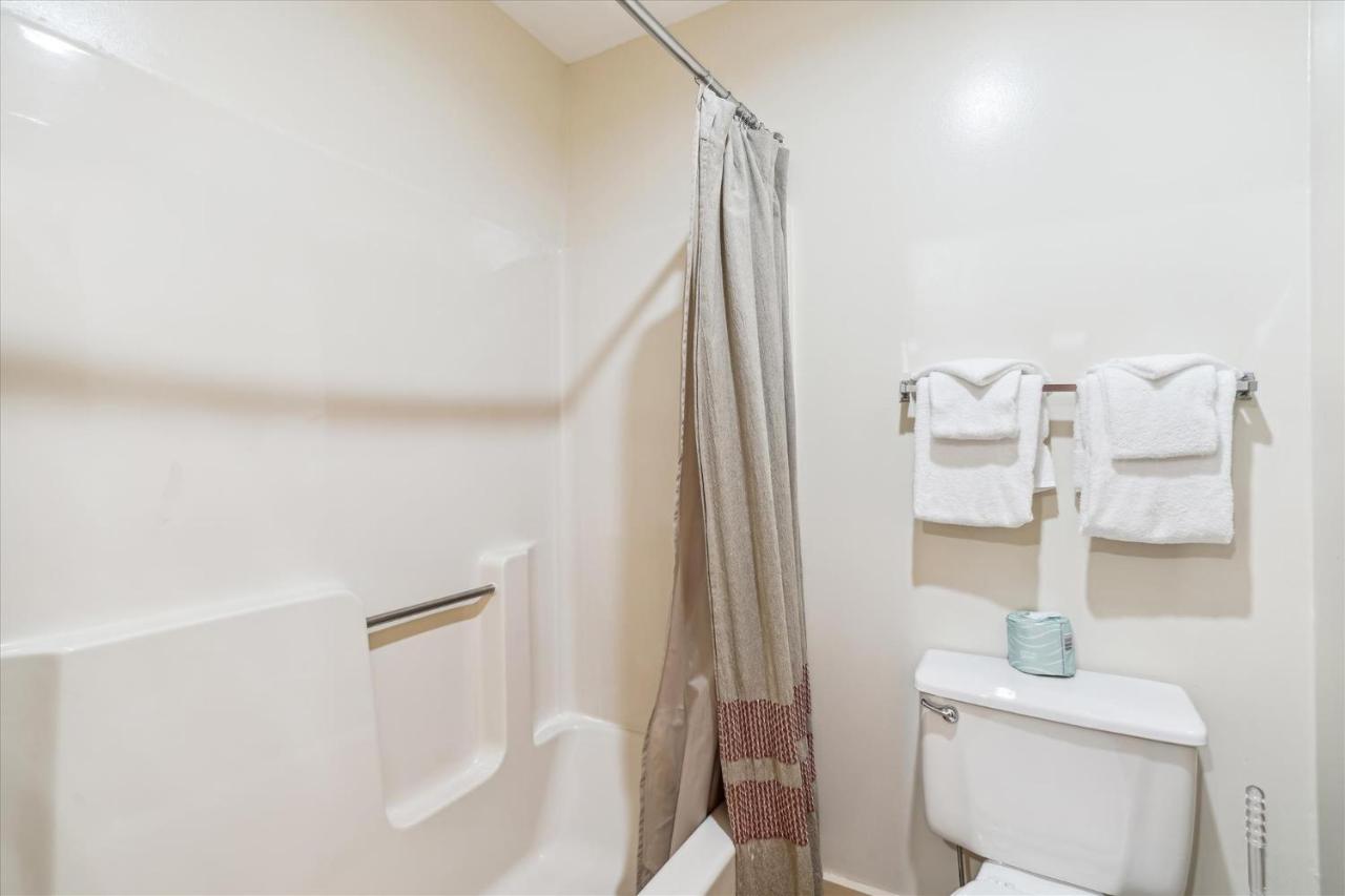 | Deluxe one bedroom suite located on first floor with outdoor heated pool 11921
