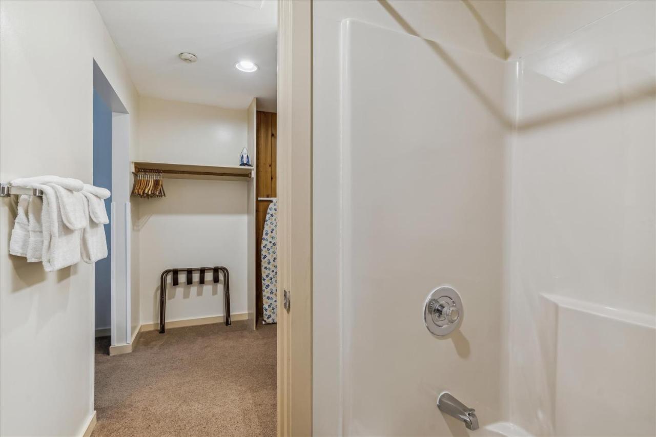 | Deluxe 1 bedroom suite located on first floor with outdoor heated pool 11820