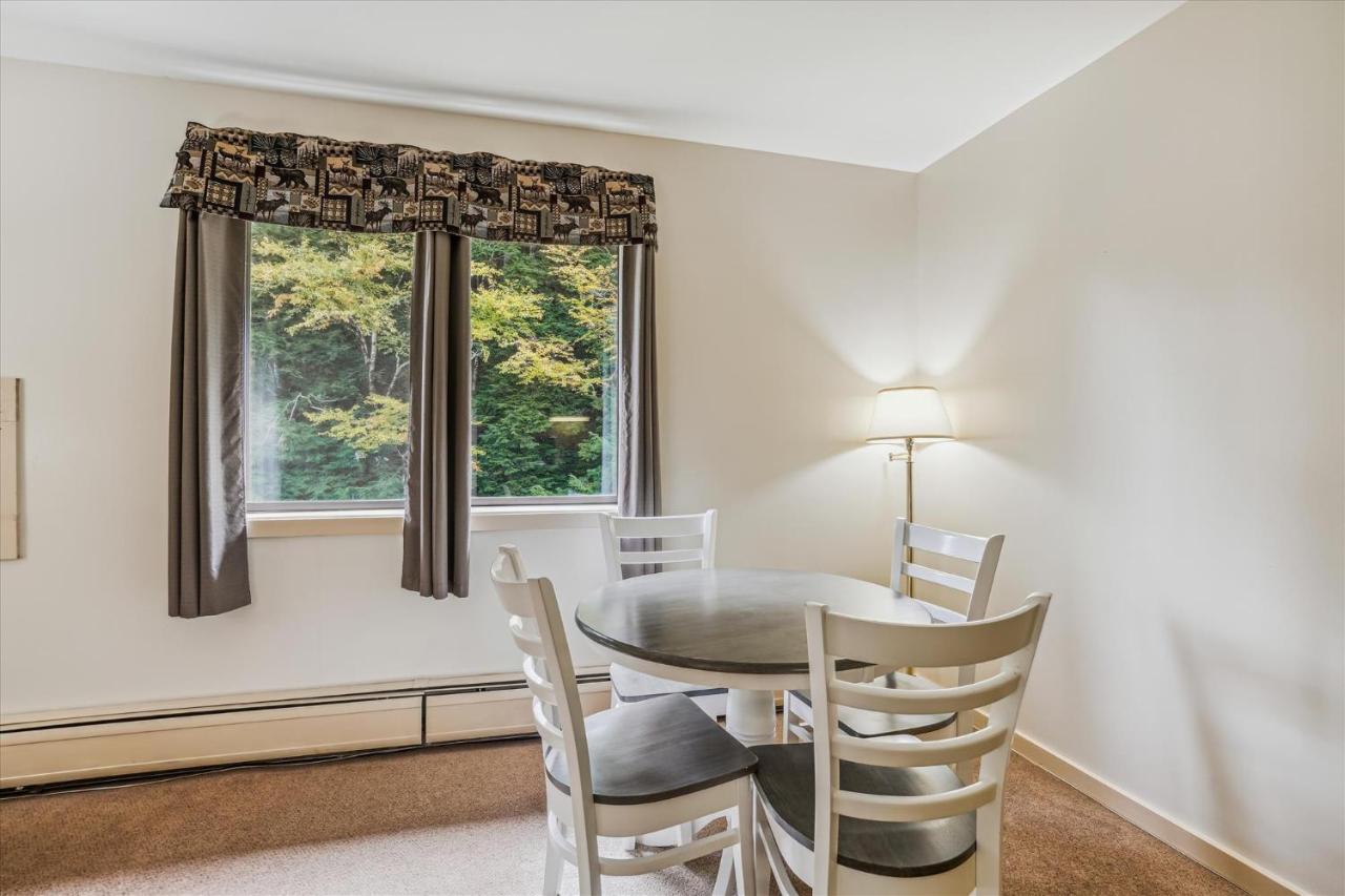 | Deluxe 1 bedroom suite located on first floor with outdoor heated pool 11820