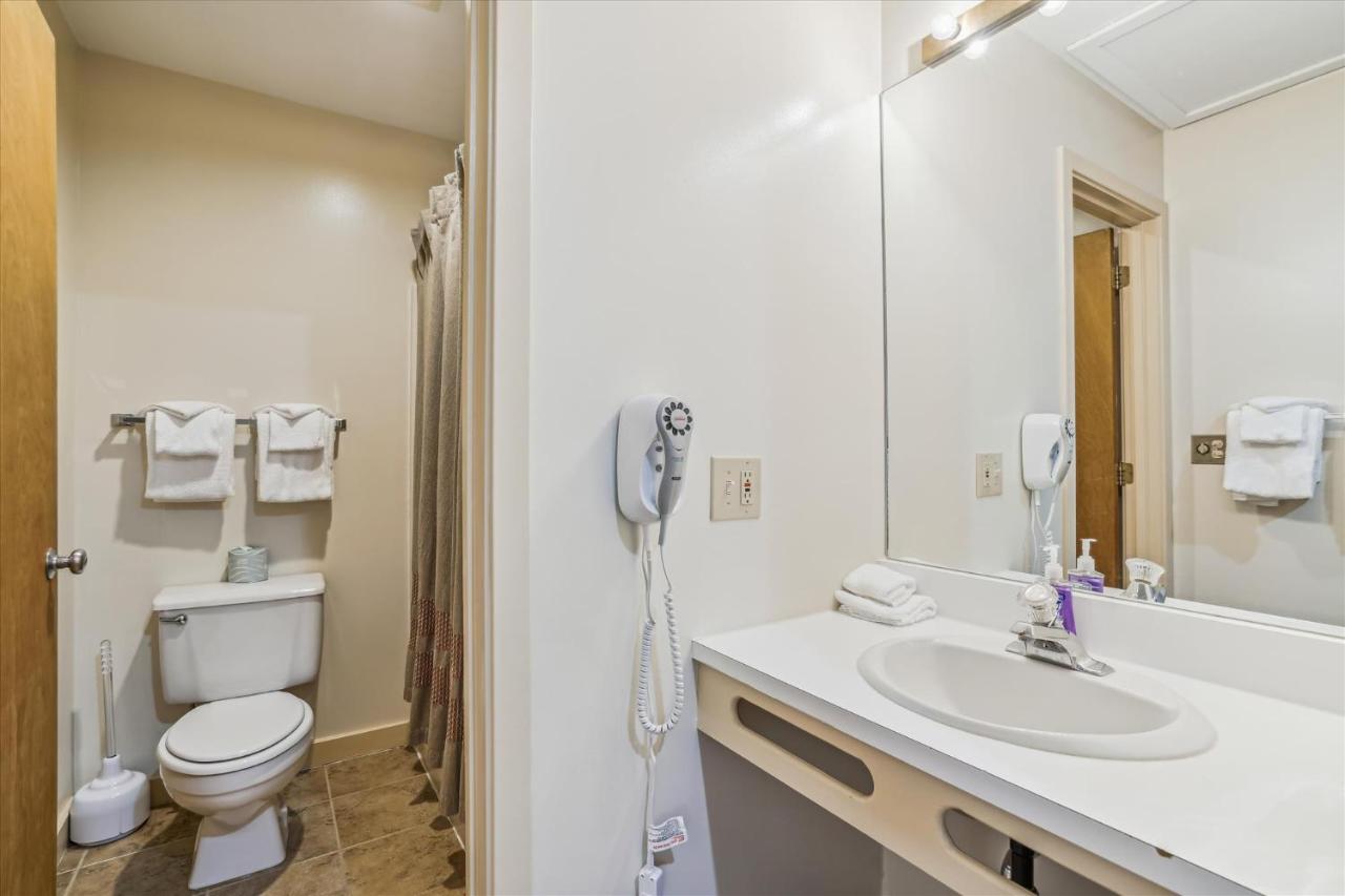 | Deluxe 1 bedroom suite located on first floor with outdoor heated pool 11820