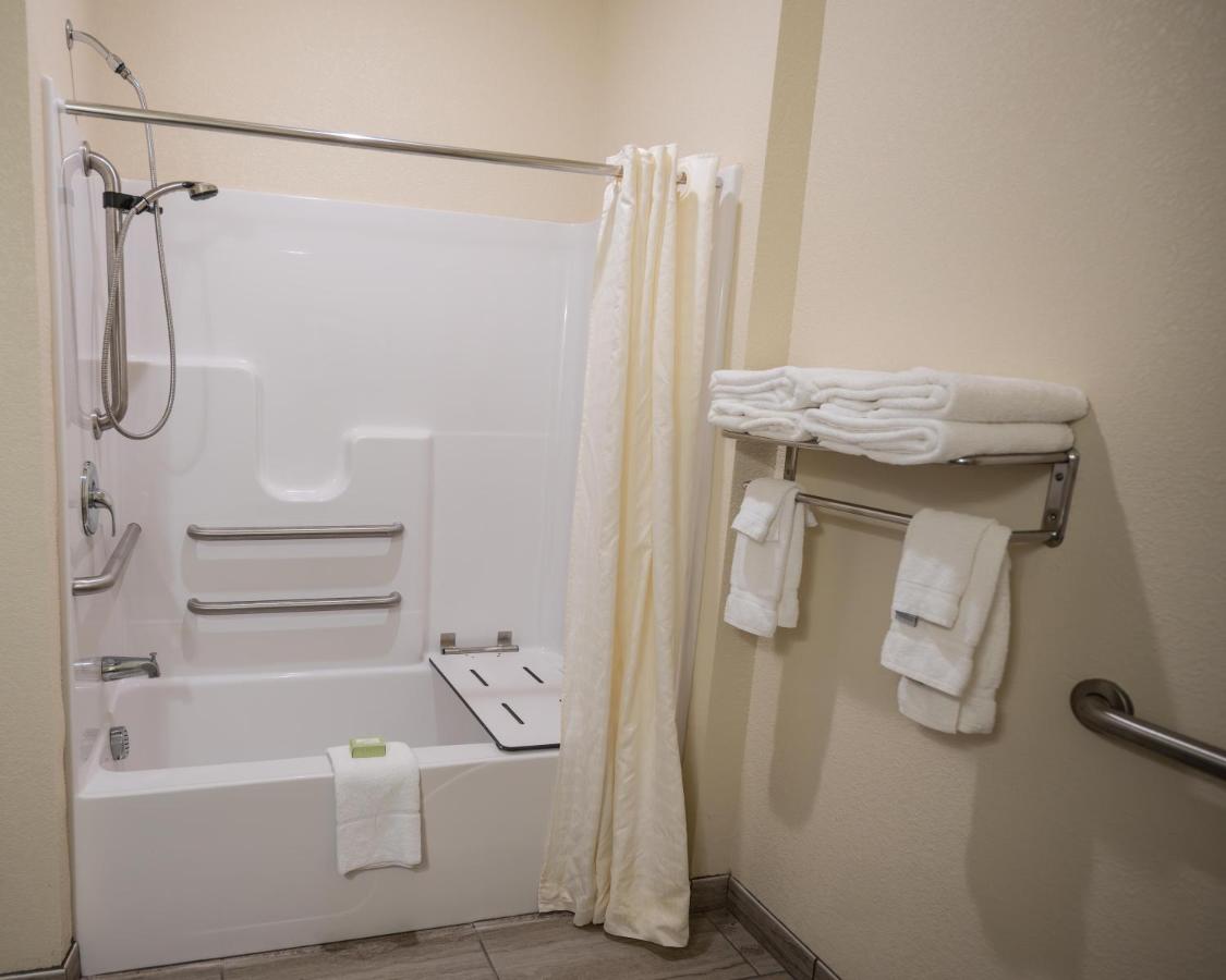 Queen Room - Disability Access at Cobblestone Hotel & Suites - Lamar