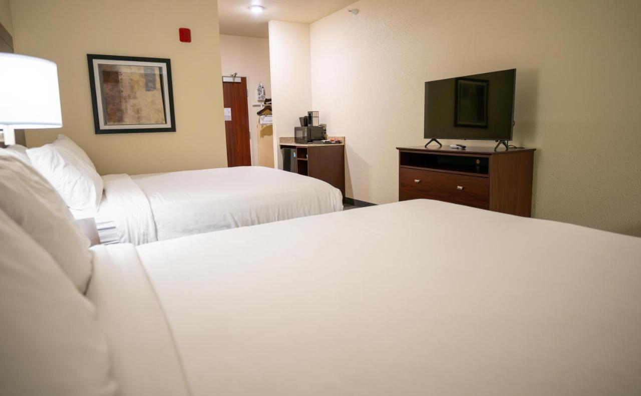 Queen Room - Disability Access at Cobblestone Hotel & Suites - Lamar