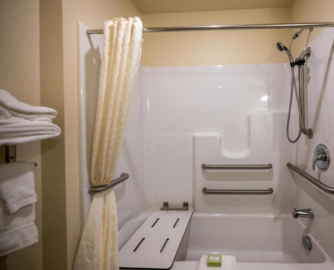 Queen Room - Disability Access at Cobblestone Hotel & Suites - Lamar