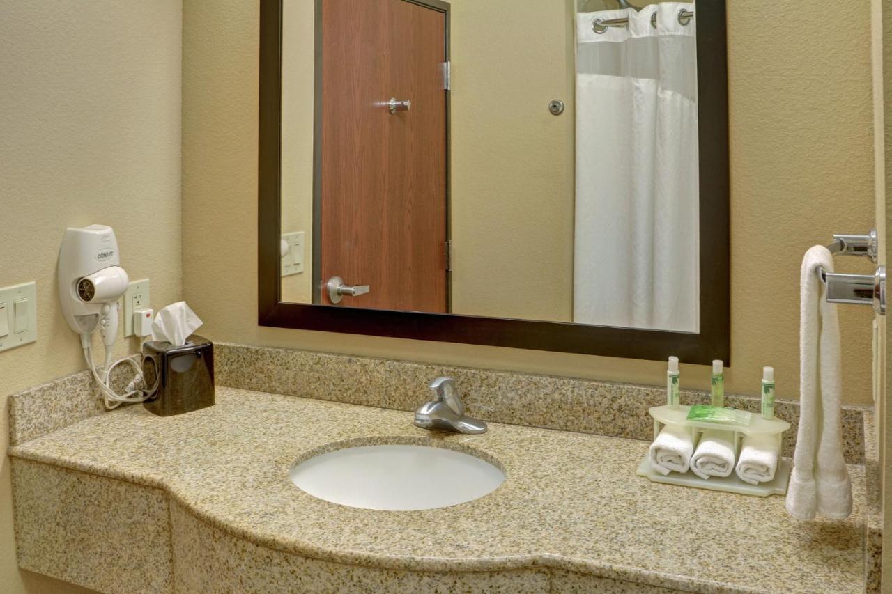  | Holiday Inn Express Hotel & Suites Texarkana East, an IHG Hotel