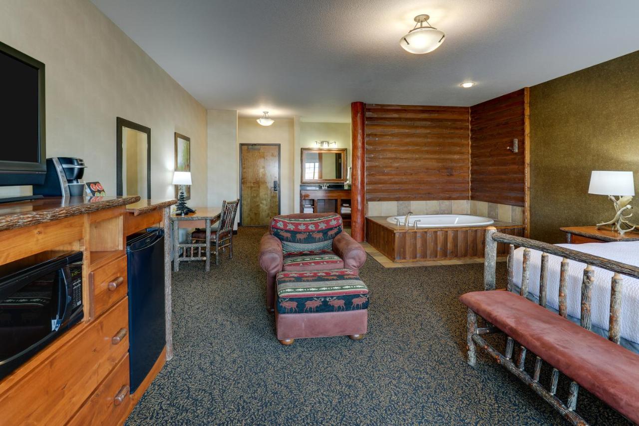 Suite with Hot Tub at Stoney Creek Hotel Sioux City