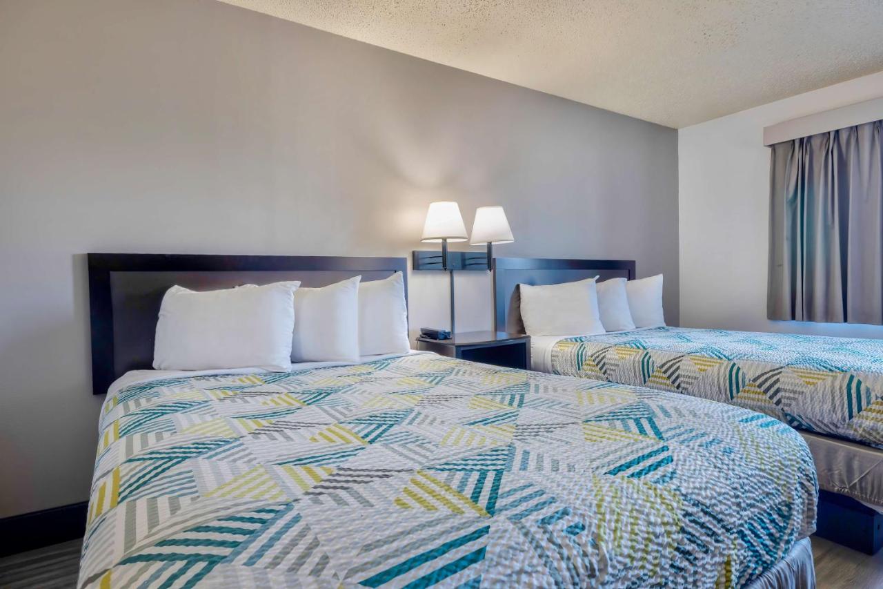 Deluxe Quadruple Room - Non-Smoking at Motel 6 Stuart, IA