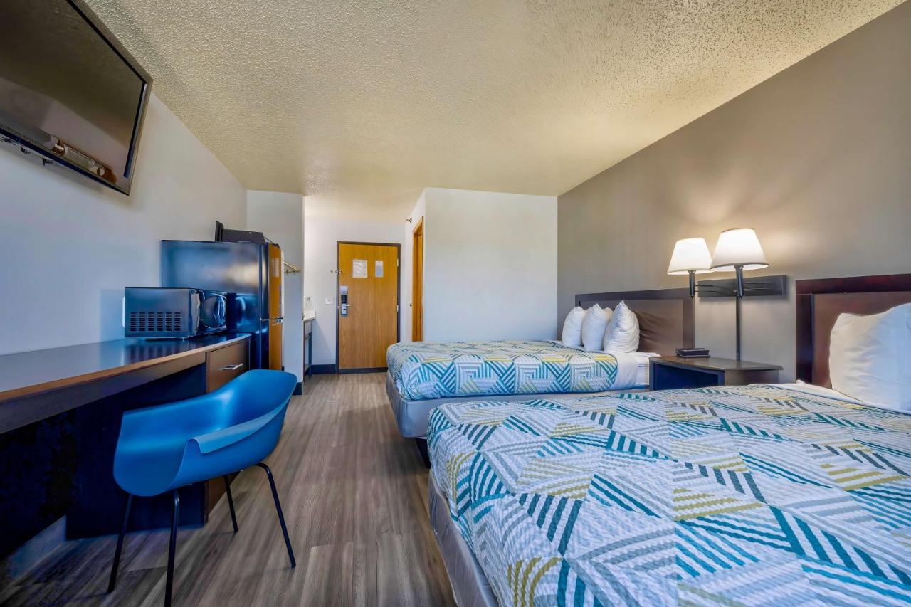 Deluxe Quadruple Room - Non-Smoking at Motel 6 Stuart, IA
