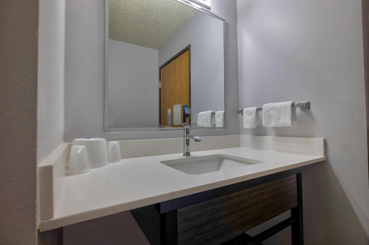 Deluxe Double Room - Non-Smoking at Motel 6 Stuart, IA