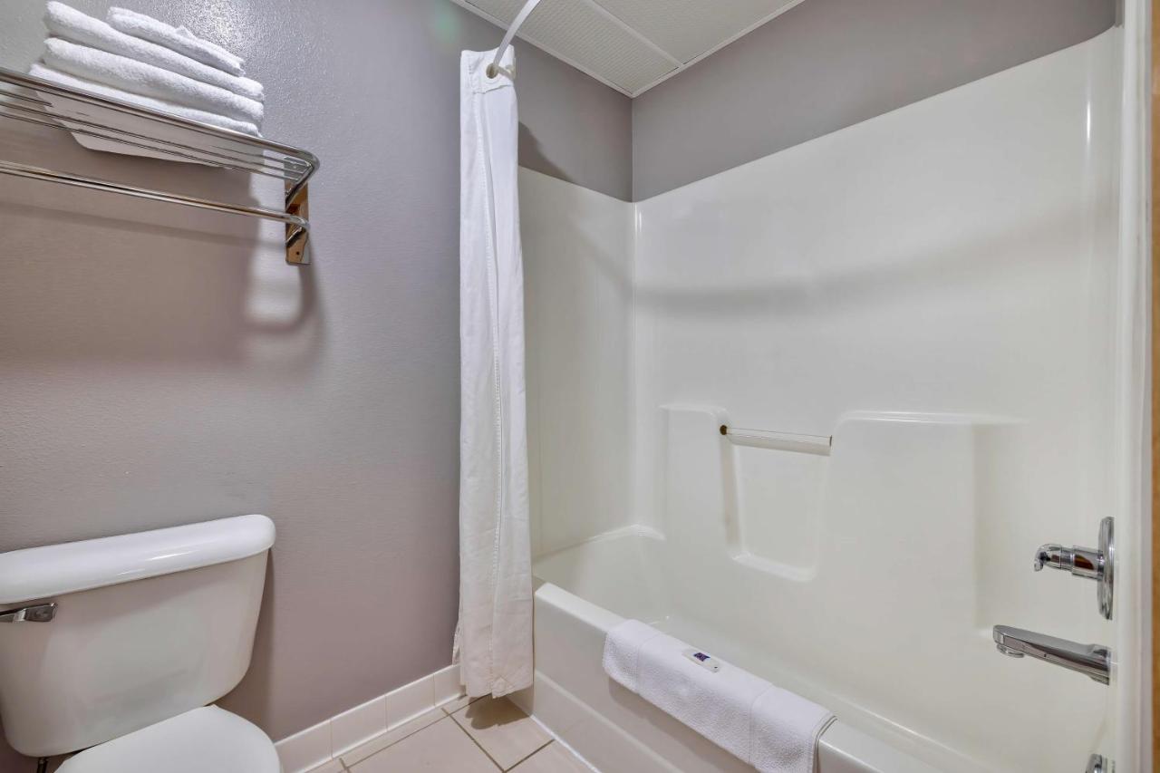 Deluxe Double Room - Non-Smoking at Motel 6 Stuart, IA