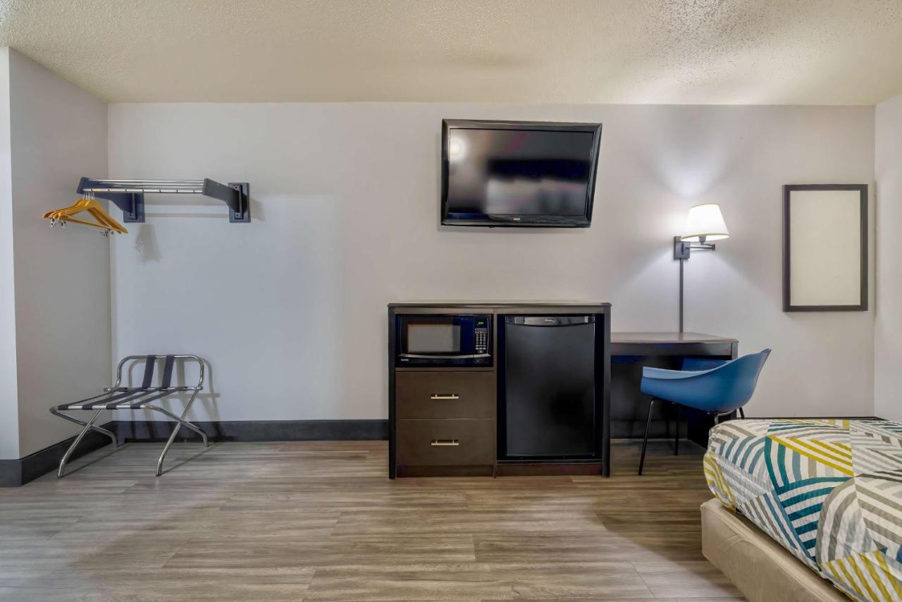 Deluxe Double Room - Non-Smoking at Motel 6 Stuart, IA
